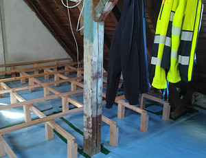 Zateplení stropu bytového domu pomocí foukané izolace